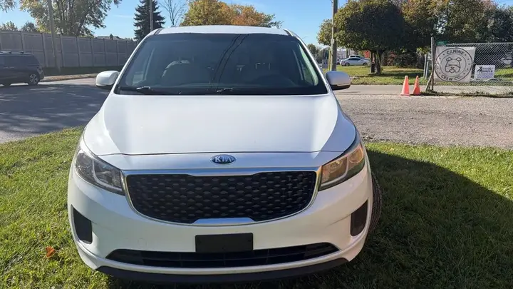 Kia Sedona 2017 photo 2