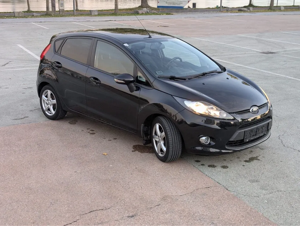 Ford Fiesta 2012 photo 2