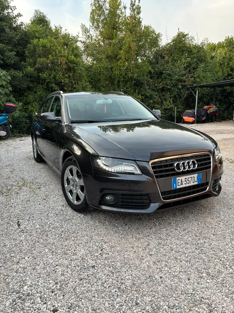Audi A4 2010 photo 2