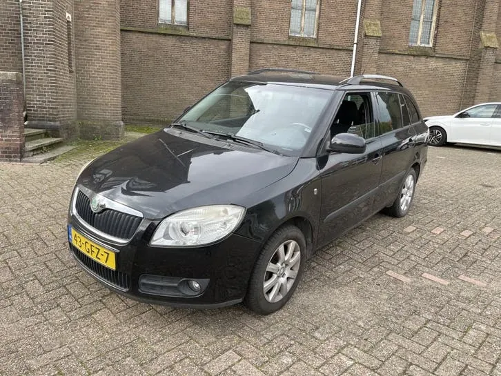 Skoda Fabia 2008 photo 2
