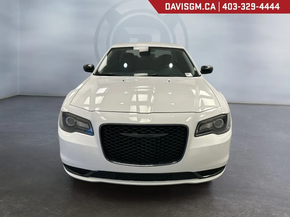 Chrysler 300 2023 photo 2