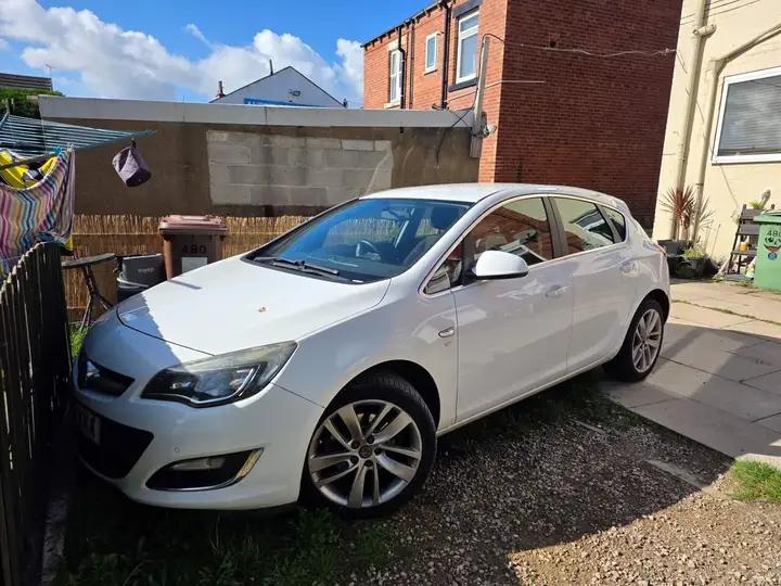 Vauxhall Astra 2012 photo 2
