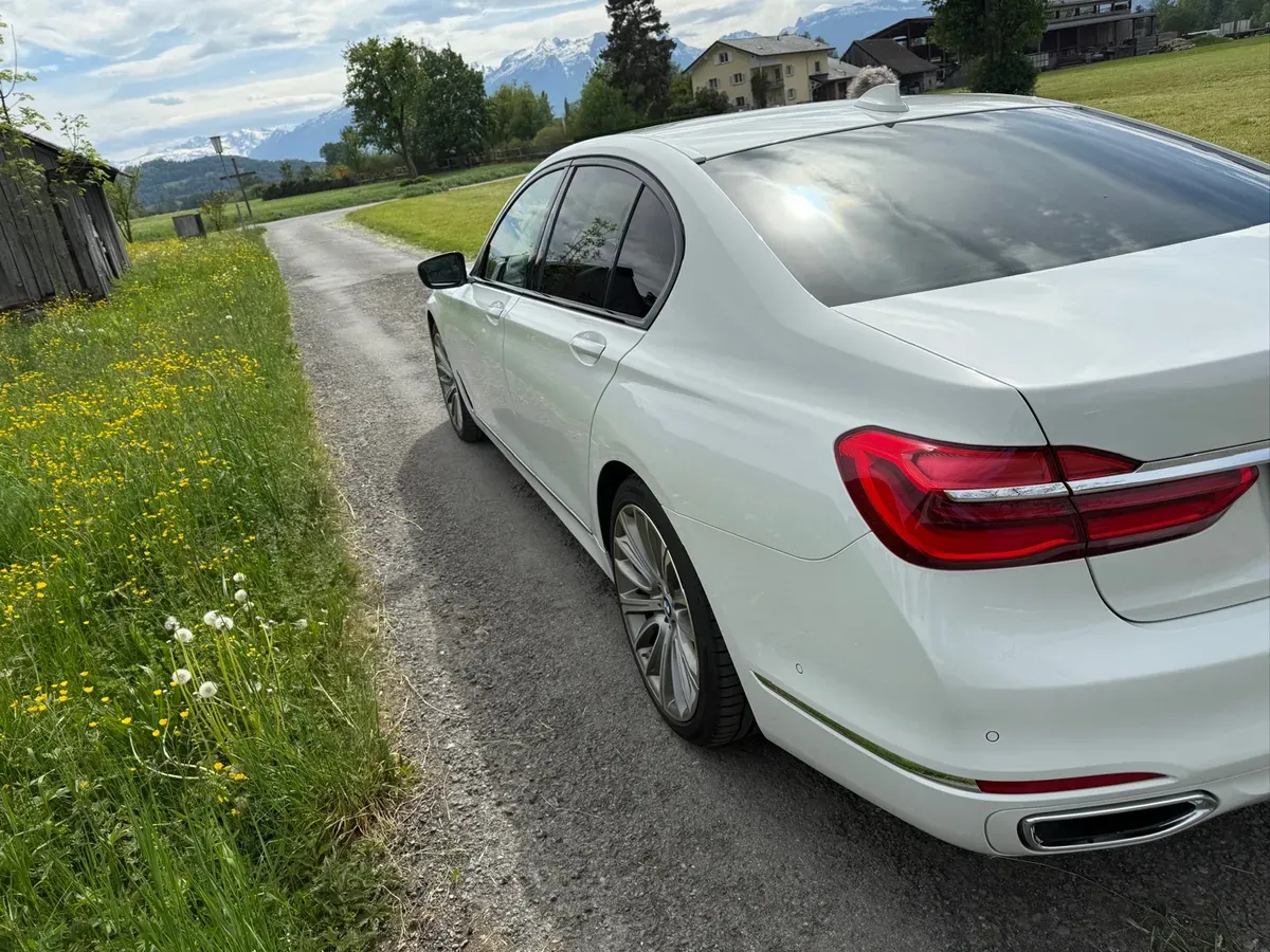 BMW 7 Series 2017 photo 2