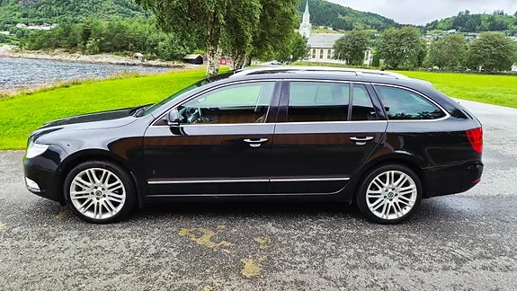 Skoda Superb 2012 photo 3