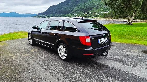 Skoda Superb 2012 photo 2