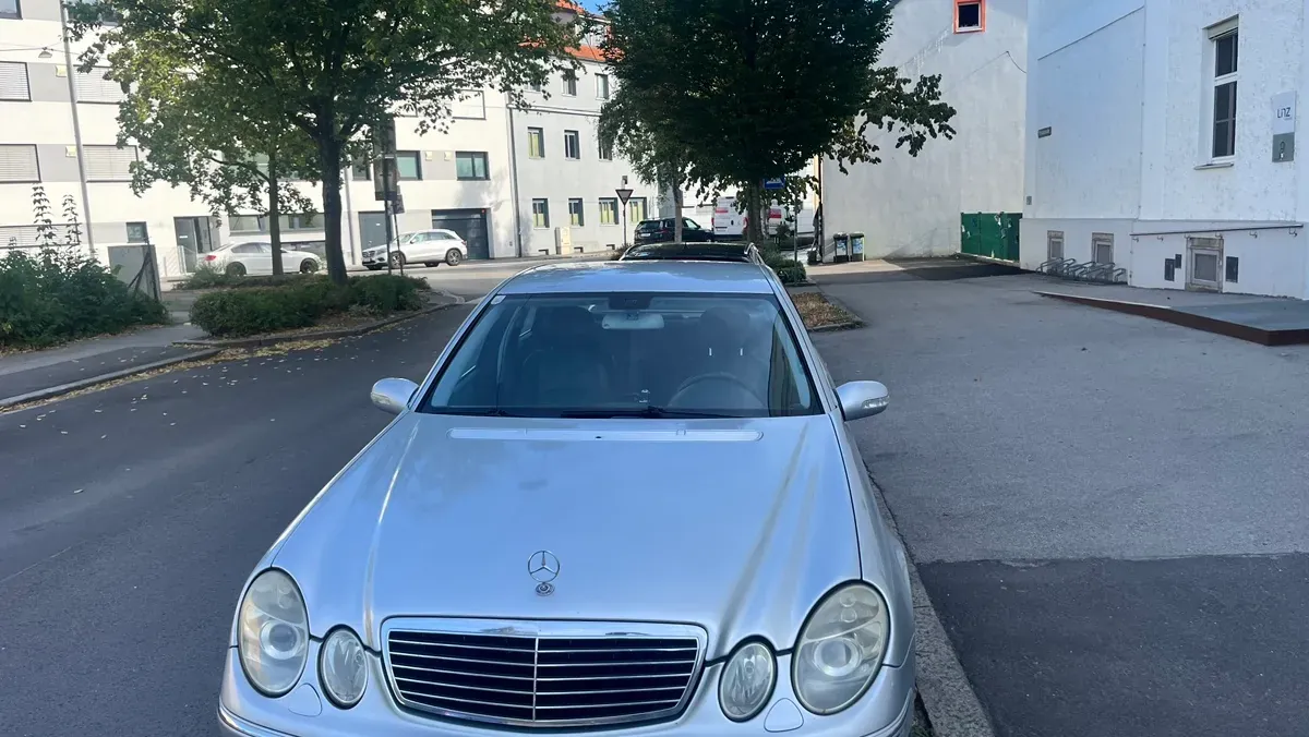 Mercedes-Benz E-Class 2006 photo 2