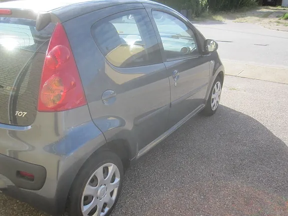 Peugeot 107 2010 photo 5