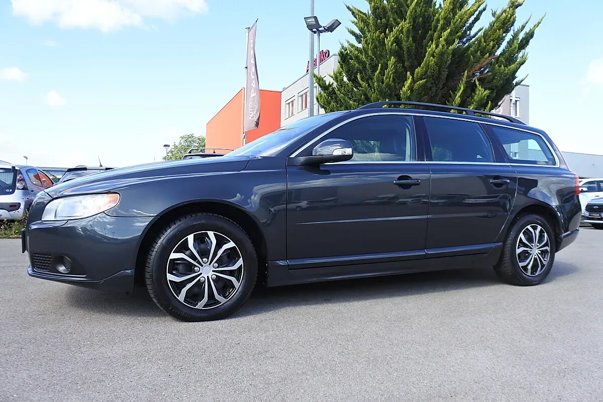 Volvo V70 2010 photo 2