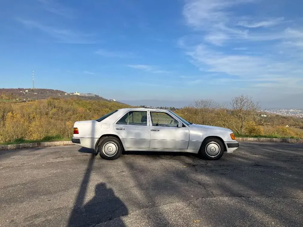 Mercedes-Benz Eklasse 1990 photo 3