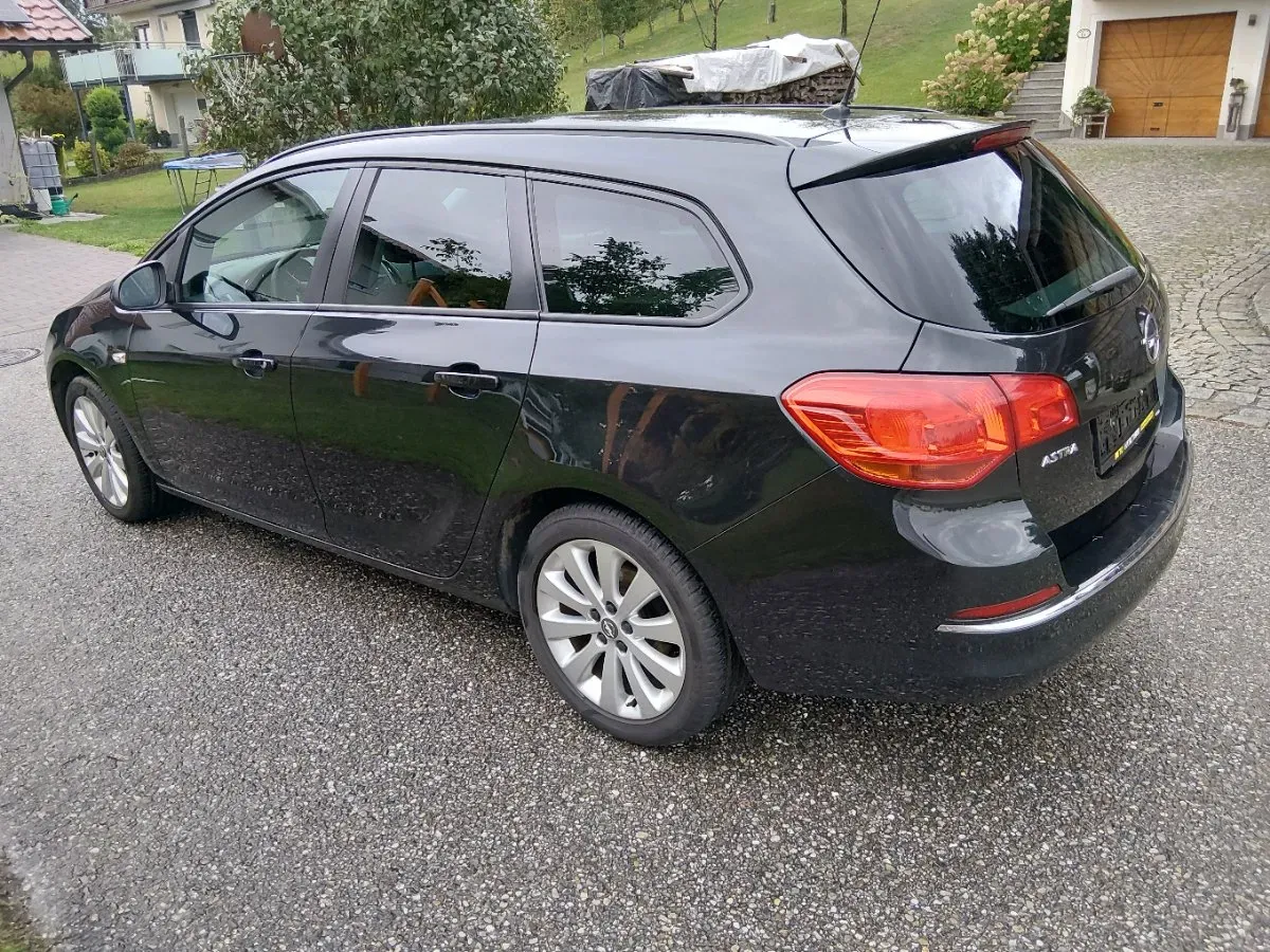 Opel Astra 2013 photo 2