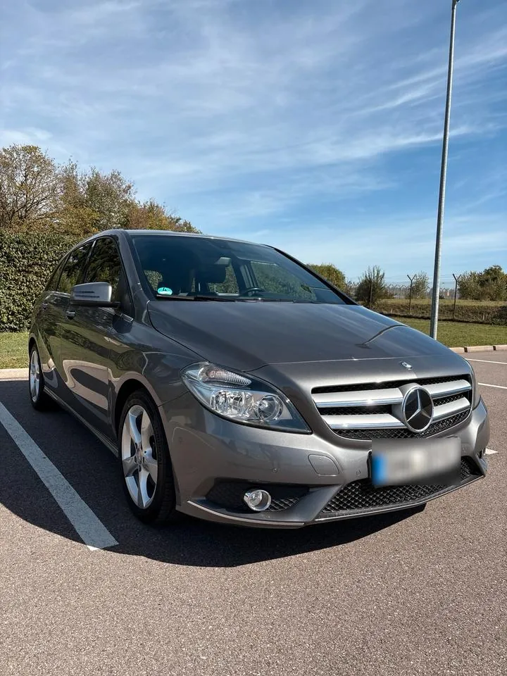 Mercedes-Benz B 180