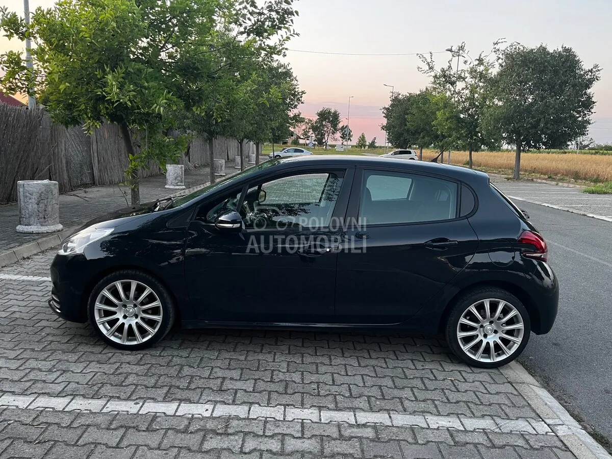Peugeot 208 2018 photo 5