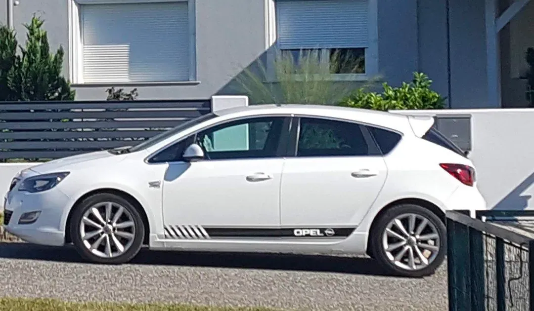 Opel Astra 2012 photo 2