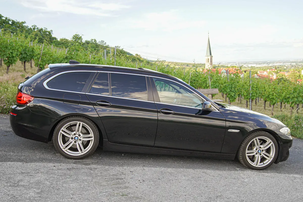 BMW 5 Series 2012 photo 2