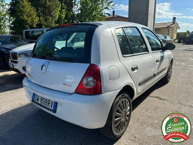 Renault Clio 2010 photo 2