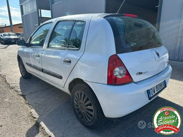 Renault Clio 2010 photo 3