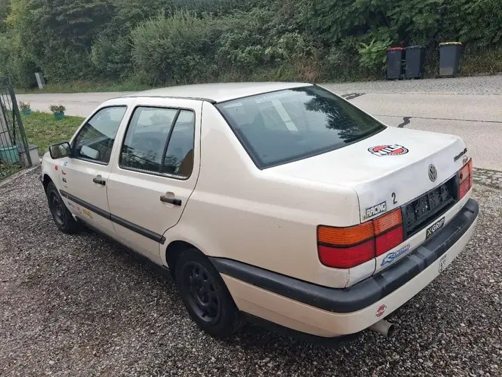 Volkswagen Vento 1994 photo 2