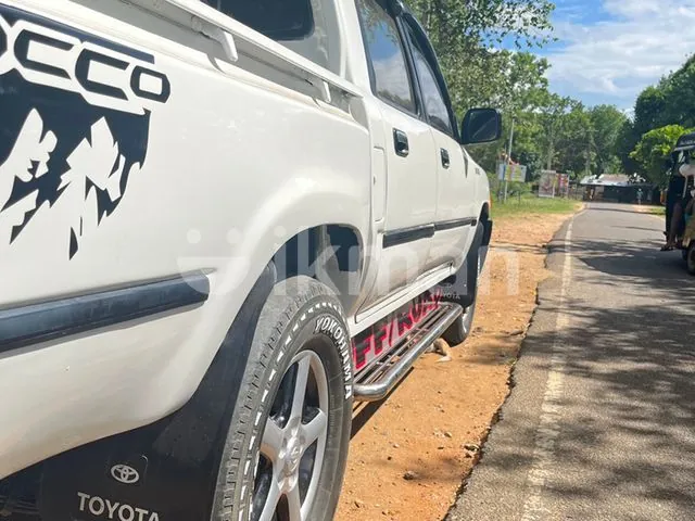 Toyota Hilux 1990 photo 2