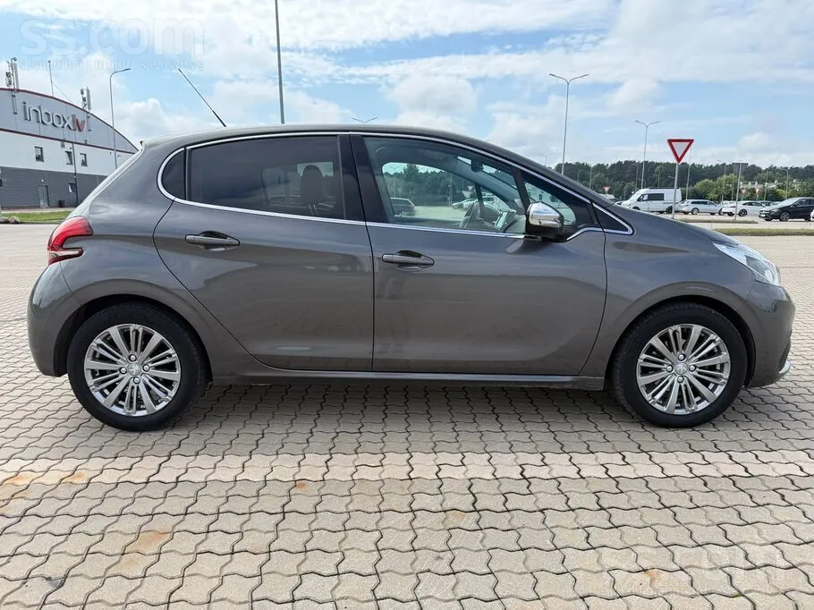 Peugeot 208 2018 photo 3