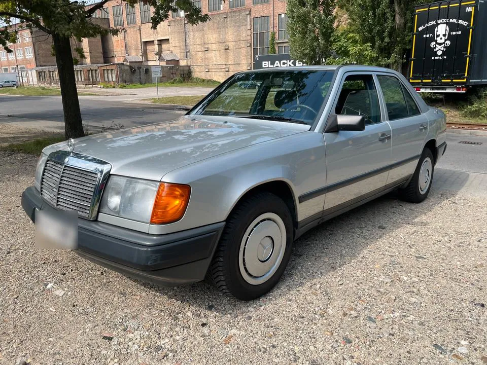 Mercedes-Benz 230 E