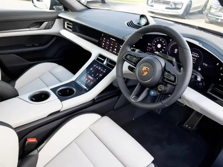 Porsche Taycan photo 4
