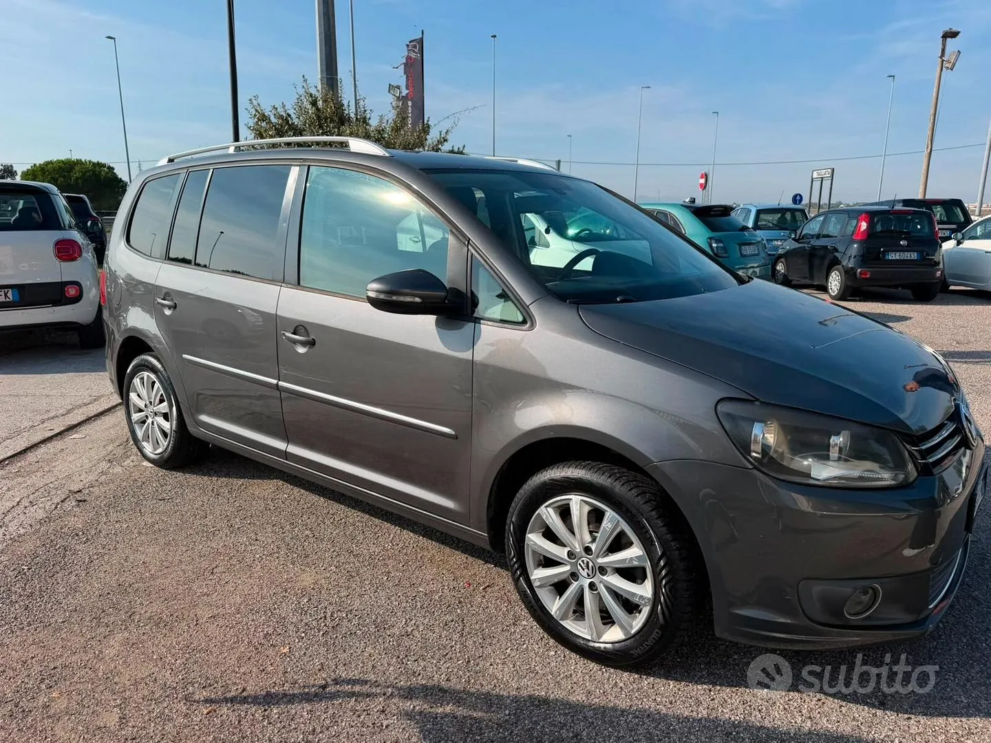 Volkswagen Touran 2011 photo 2
