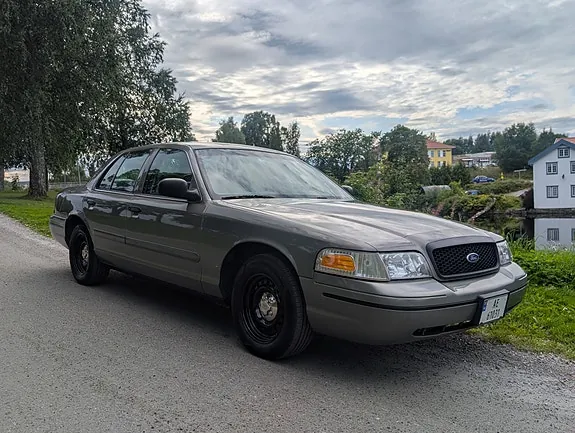 Ford Crown Victoria 1999 photo 2