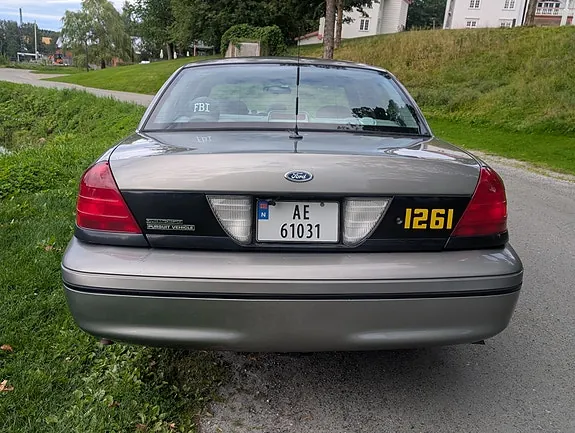 Ford Crown Victoria 1999 photo 3
