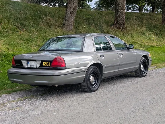 Ford Crown Victoria 1999 photo 4
