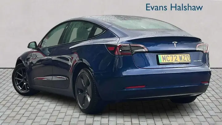 Tesla Model 3 2023 photo 2