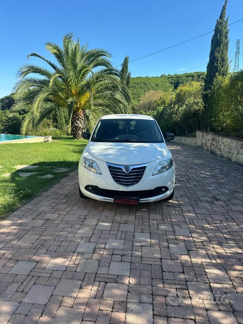 Lancia Ypsilon 2014 photo 2
