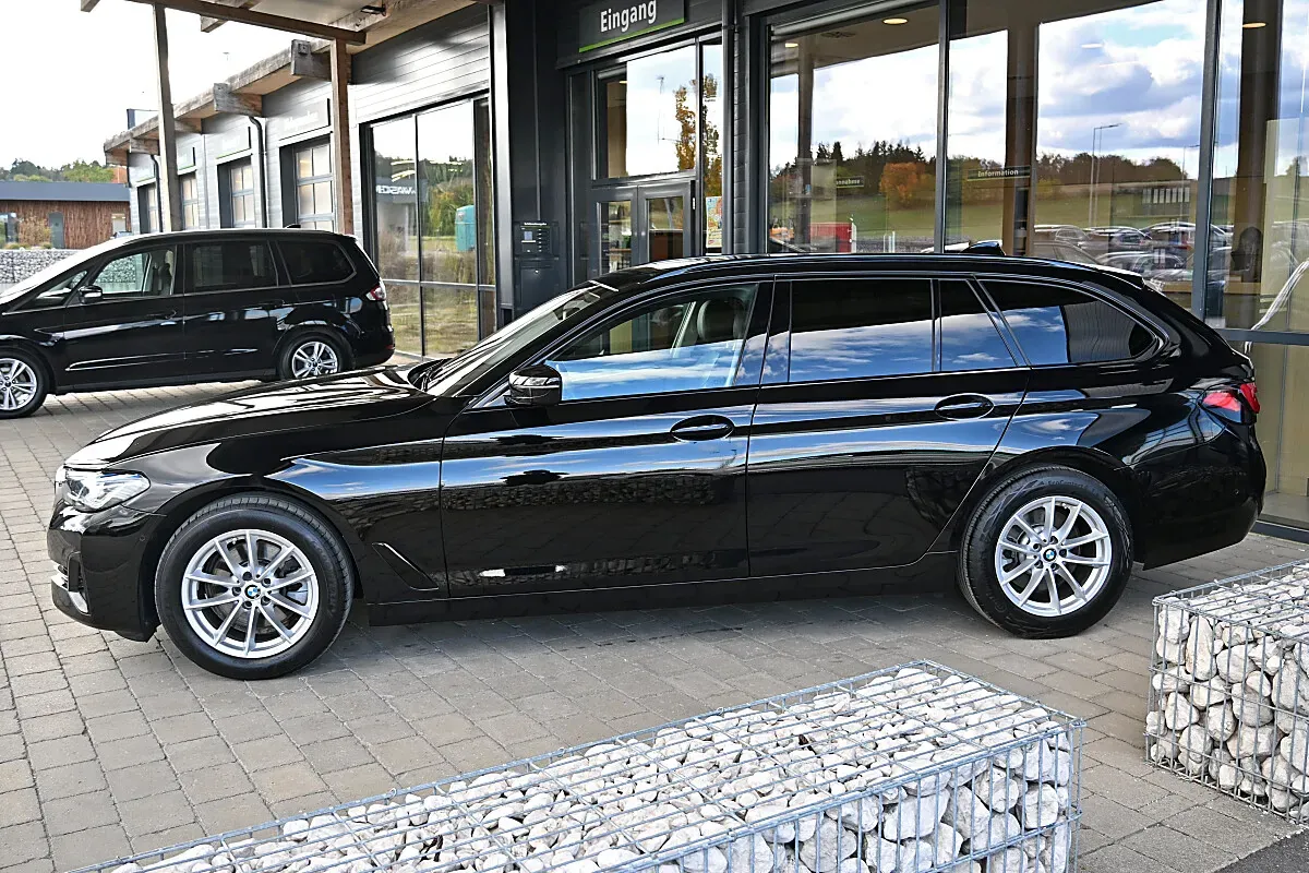 BMW 5 Series 2023 photo 2