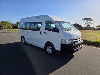 Toyota Hiace 2011 photo 2