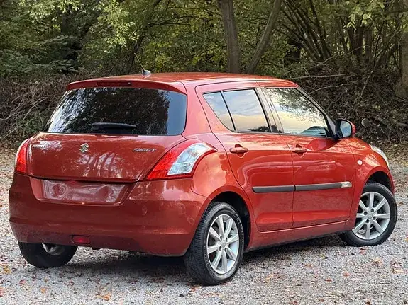 Suzuki Swift 2011 photo 2