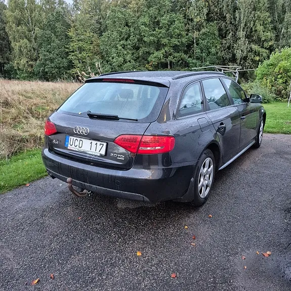 Audi A4 2010 photo 2