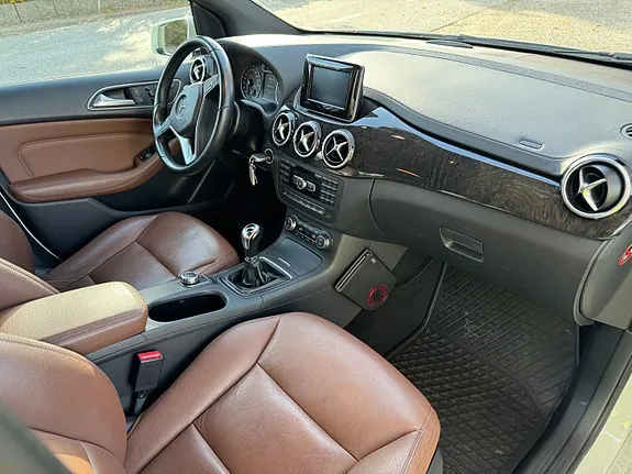 Mercedes-Benz B180 2012 photo 2