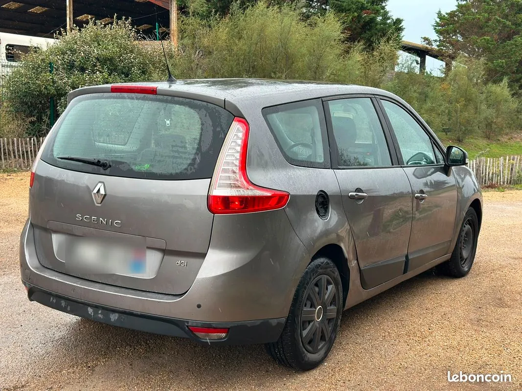Renault Grand Scenic 2010 photo 2