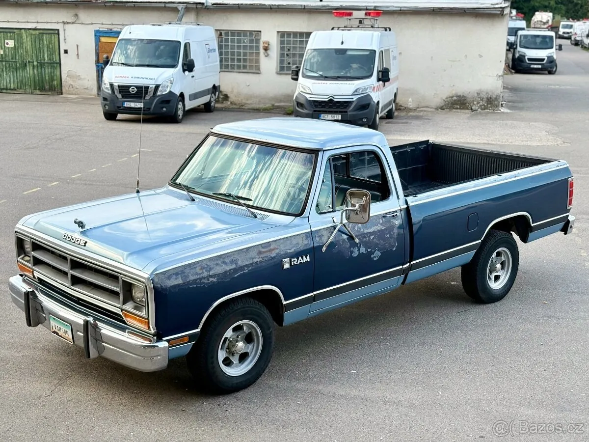 Dodge D150 1986 photo 2
