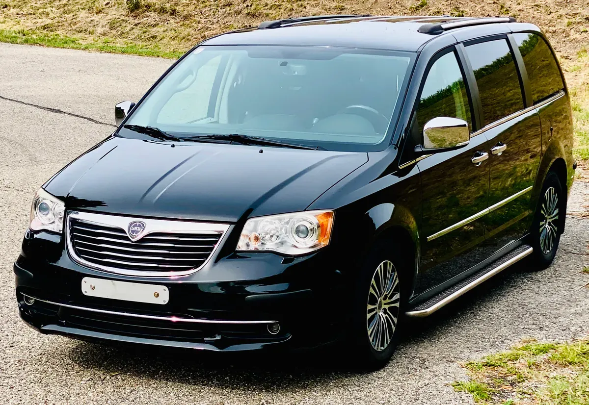 Lancia Voyager 2014 photo 2