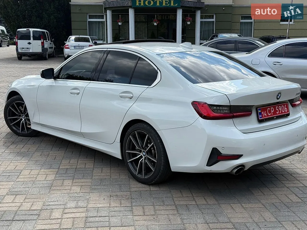 BMW 3 Series 2019 photo 2