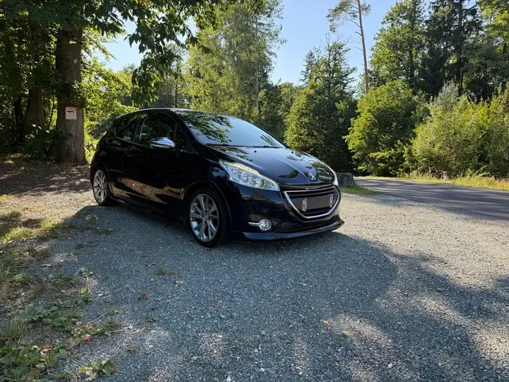 Peugeot 208 2014 photo 2