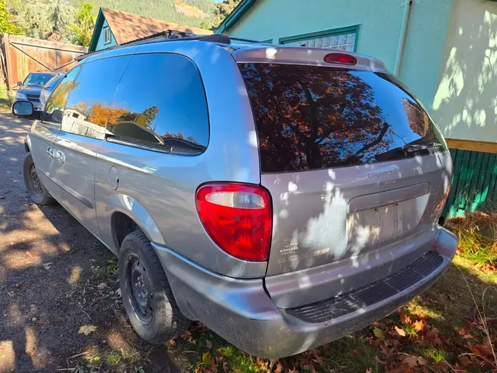 Dodge Grand Caravan 2003 photo 2