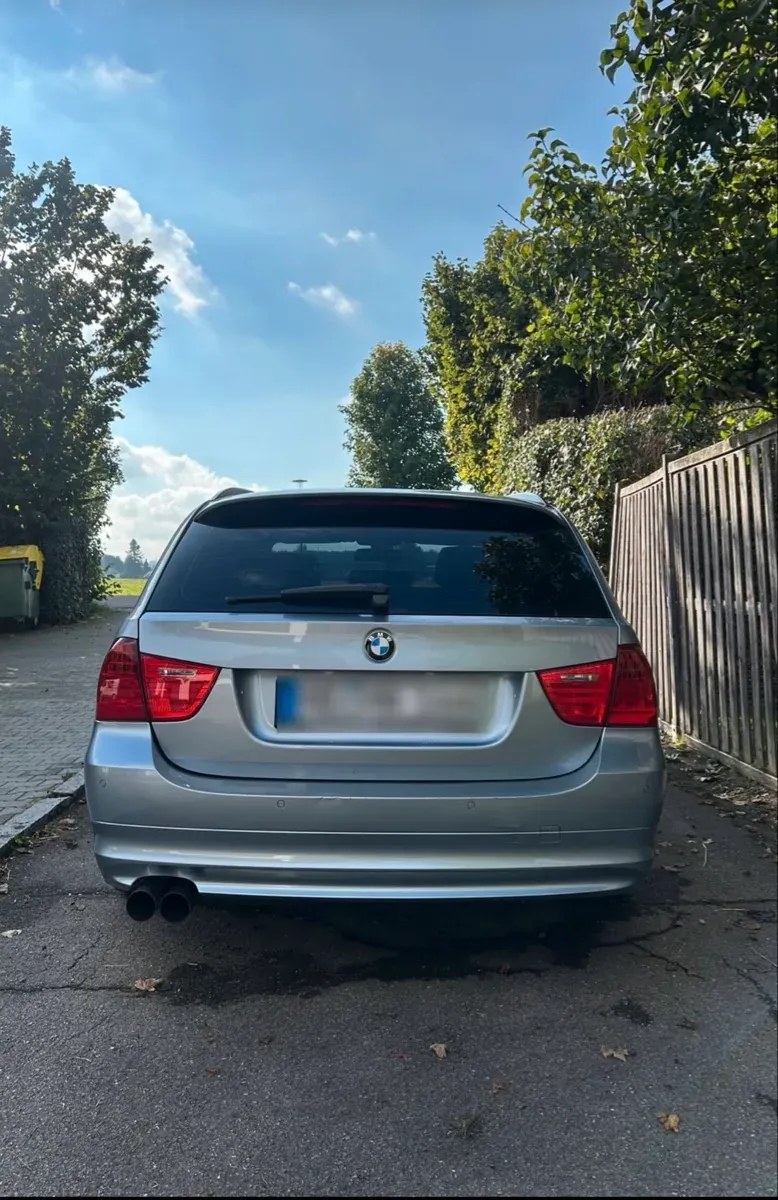 BMW 3 Series 2011 photo 2