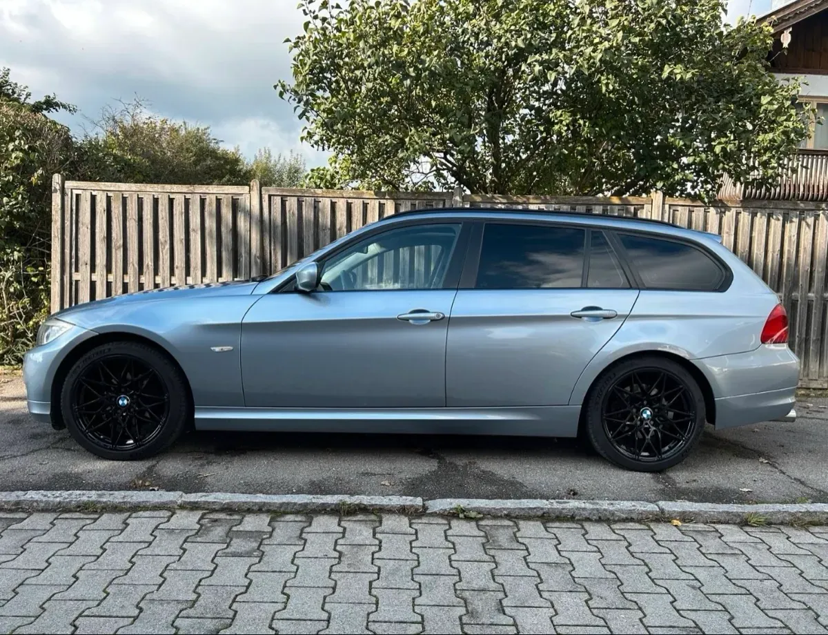 BMW 3 Series 2011 photo 3