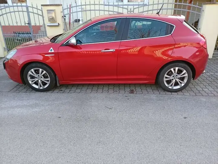 Alfa Romeo Giulietta 2010 photo 2