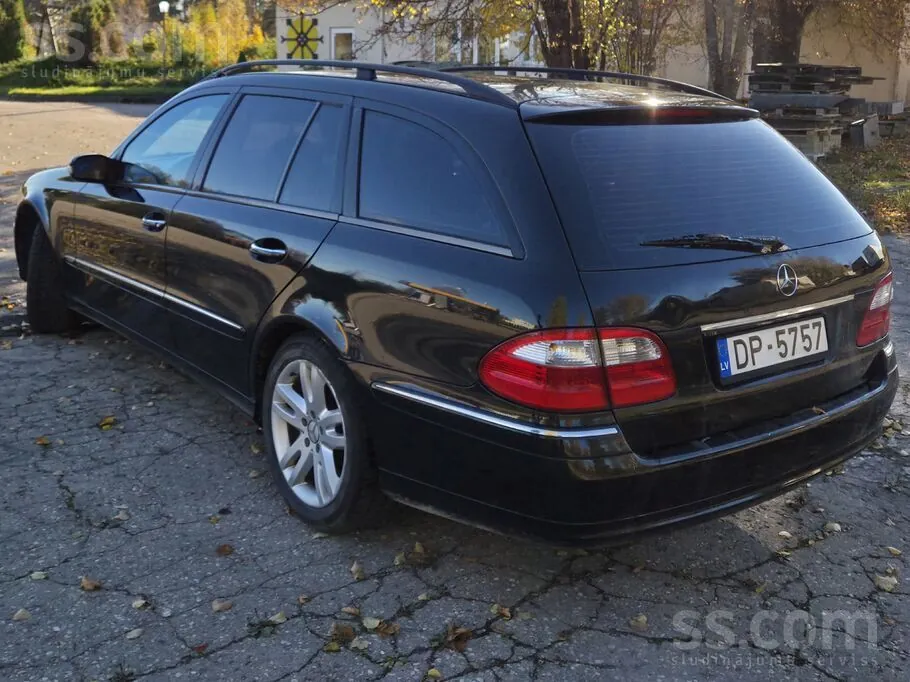 Mercedes-Benz E320 2004 photo 2
