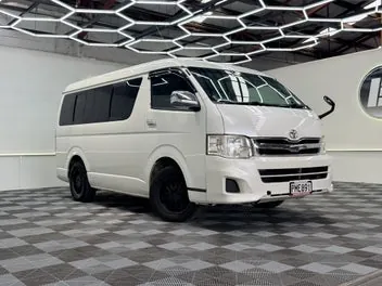 Toyota Hiace 2011 photo 2