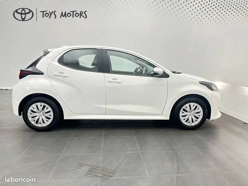 Toyota Yaris 2023 photo 2