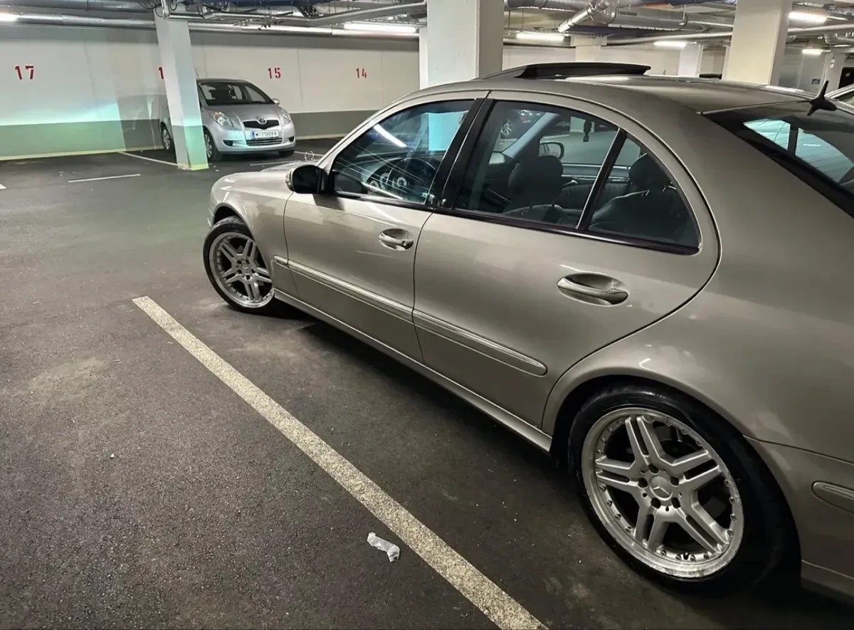 Mercedes-Benz E-Class 2004 photo 2