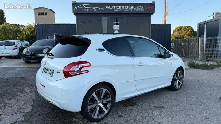 Peugeot 208 2014 photo 2